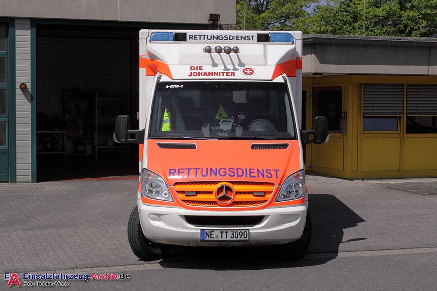 Rettung Kreis Neuss 04 RTW 01 (a.D.)