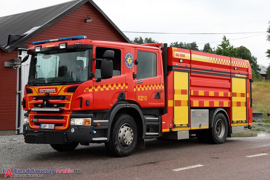 2 41-8210 - Släck-/räddningsbil