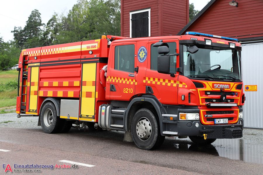 2 41-8210 - Släck-/räddningsbil