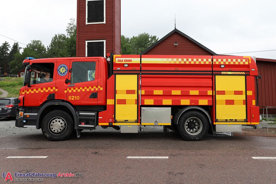 2 41-8210 - Släck-/räddningsbil