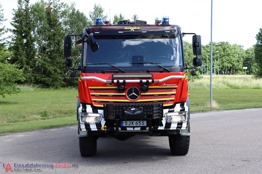 2 41-4050 - Terrängbil